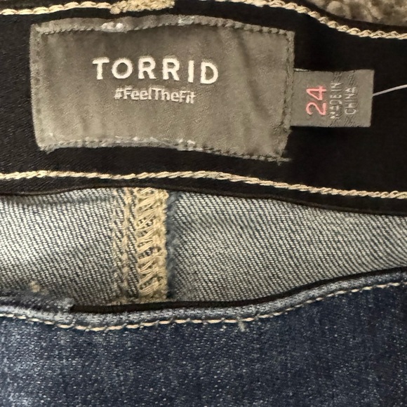 Torrid Destructed Milano Button Fly Shorts Size 24 - Picture 3 of 5